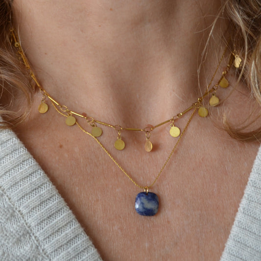 cadena o collar boho con colgante de piedra natural hecho de acero hipoalergénico y resistente al agua. Es color oro. Gold plated stainless steel waterproof mineral pendant necklace