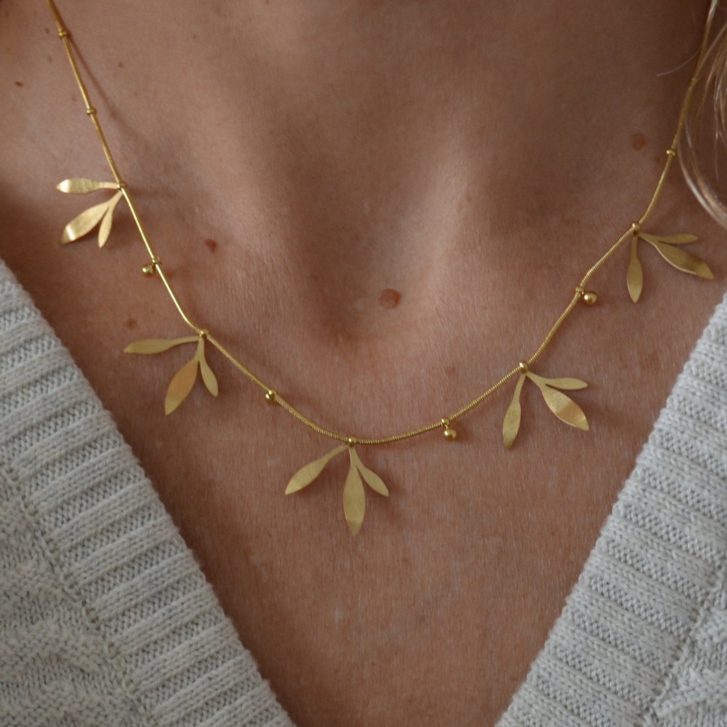 cadena o collar boho de hojitas colgantes hecho de acero hipoalergénico y resistente al agua. Es color oro. Gold plated stainless steel waterproof necklace