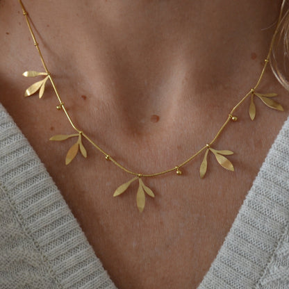 cadena o collar boho de hojitas colgantes hecho de acero hipoalergénico y resistente al agua. Es color oro. Gold plated stainless steel waterproof necklace