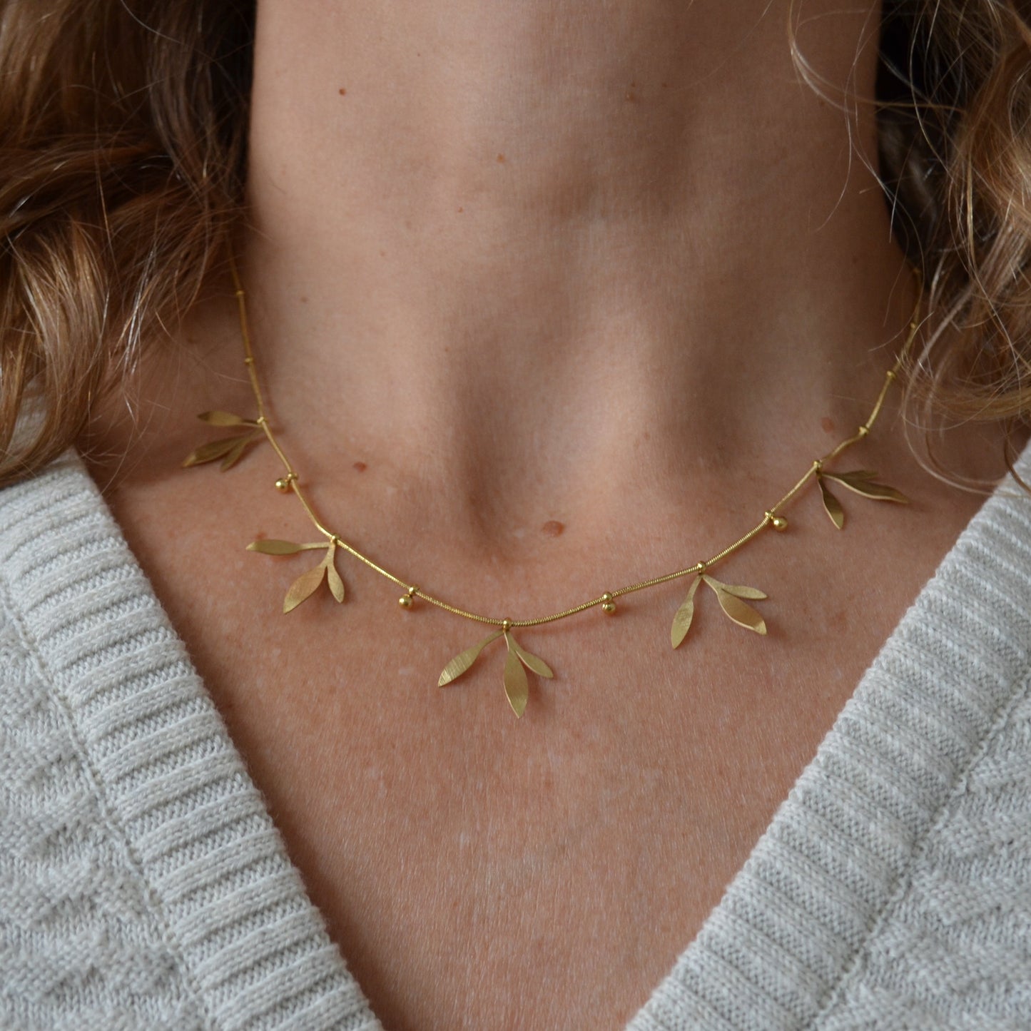 cadena o collar boho de hojitas colgantes hecho de acero hipoalergénico y resistente al agua. Es color oro. Gold plated stainless steel waterproof necklace