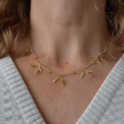 cadena o collar boho de hojitas colgantes hecho de acero hipoalergénico y resistente al agua. Es color oro. Gold plated stainless steel waterproof necklace