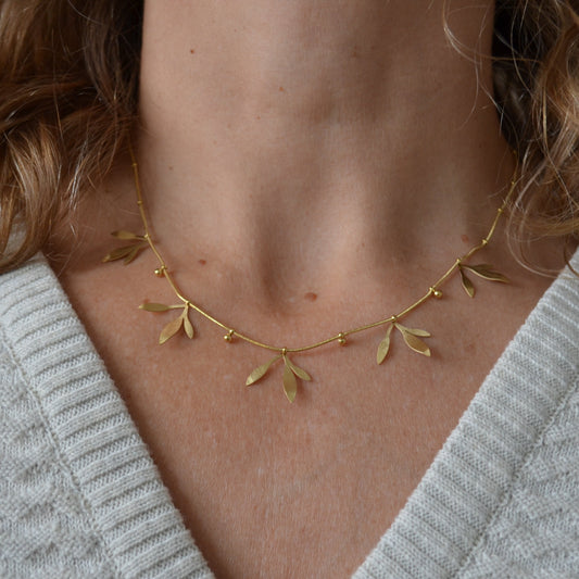 cadena o collar boho de hojitas colgantes hecho de acero hipoalergénico y resistente al agua. Es color oro. Gold plated stainless steel waterproof necklace