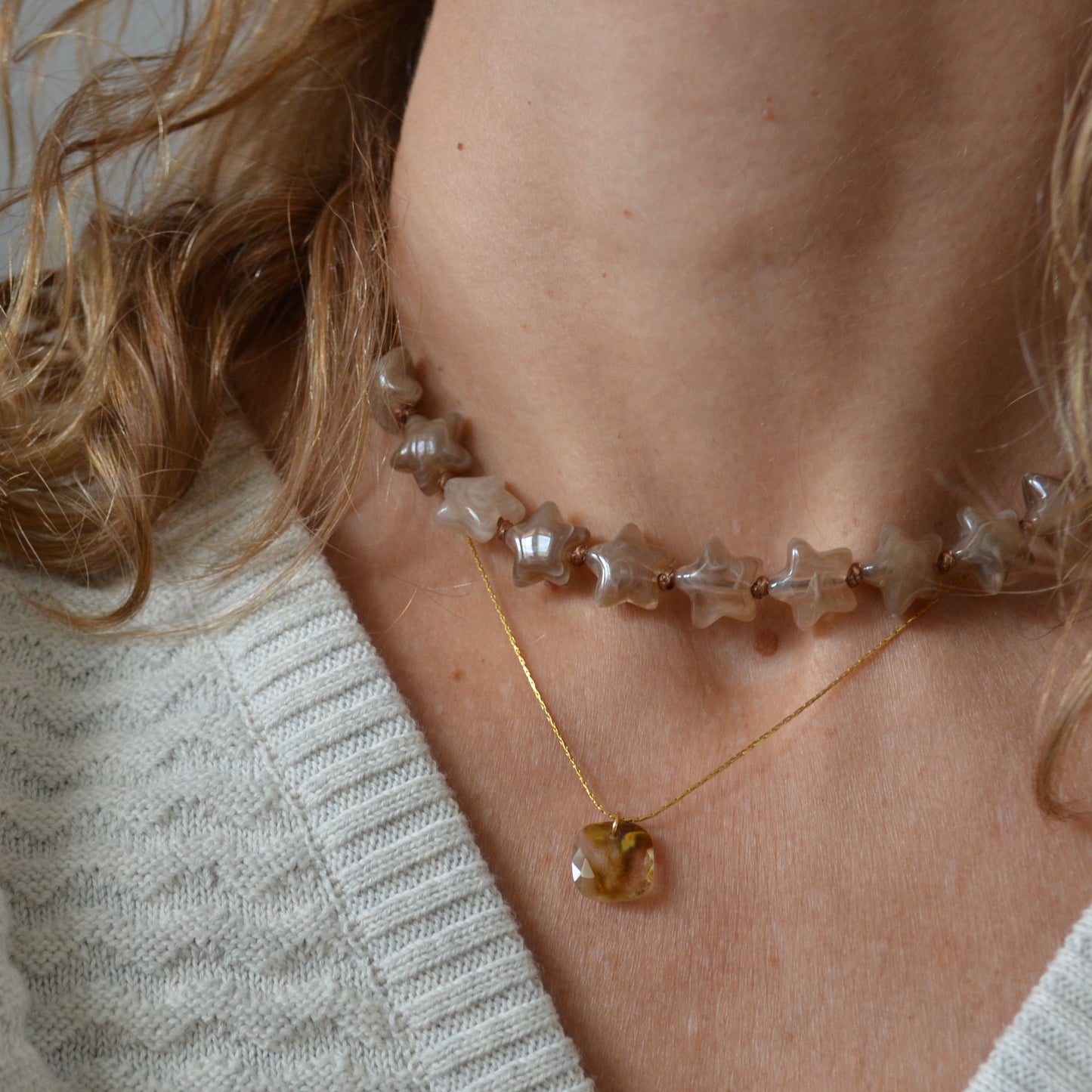 Collar de estrellas de resina para verano en colores rojo coral, verde oliva o marrón tostado.