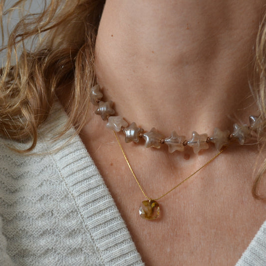 Collar de estrellas de resina para verano en colores rojo coral, verde oliva o marrón tostado.