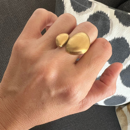 anillo ajustable,grande, dorado y resistente al agua ideal para  completar look de nvitada a bodas, bautizos y comuniones. está confeccionado en acero hipoalergénico y es la idea de regalo perfecto para el día de la madre o amigo invisible. Gold plated stainless steel adjustable waterproof ring