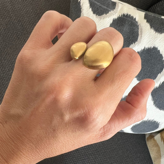 anillo ajustable,grande, dorado y resistente al agua ideal para  completar look de nvitada a bodas, bautizos y comuniones. está confeccionado en acero hipoalergénico y es la idea de regalo perfecto para el día de la madre o amigo invisible. Gold plated stainless steel adjustable waterproof ring