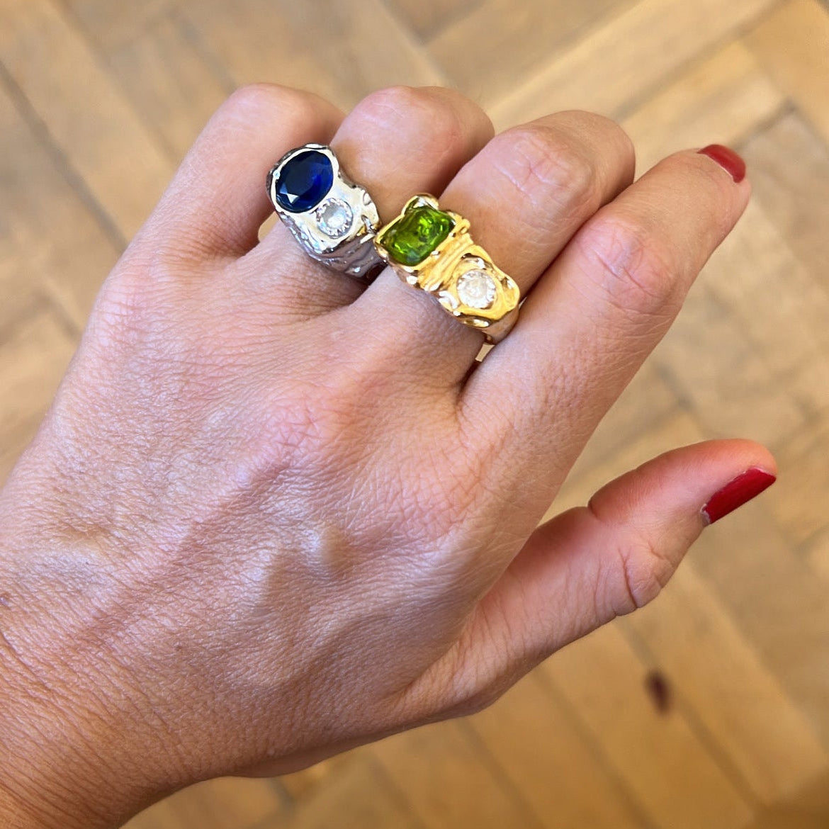 anillo dorado o plateado grueso martillado con piedra verde y blanca. está confeccionado en acero hipoalergénico con baño de oro resistente al agua Gold plated stainless steel waterproof chunky ring