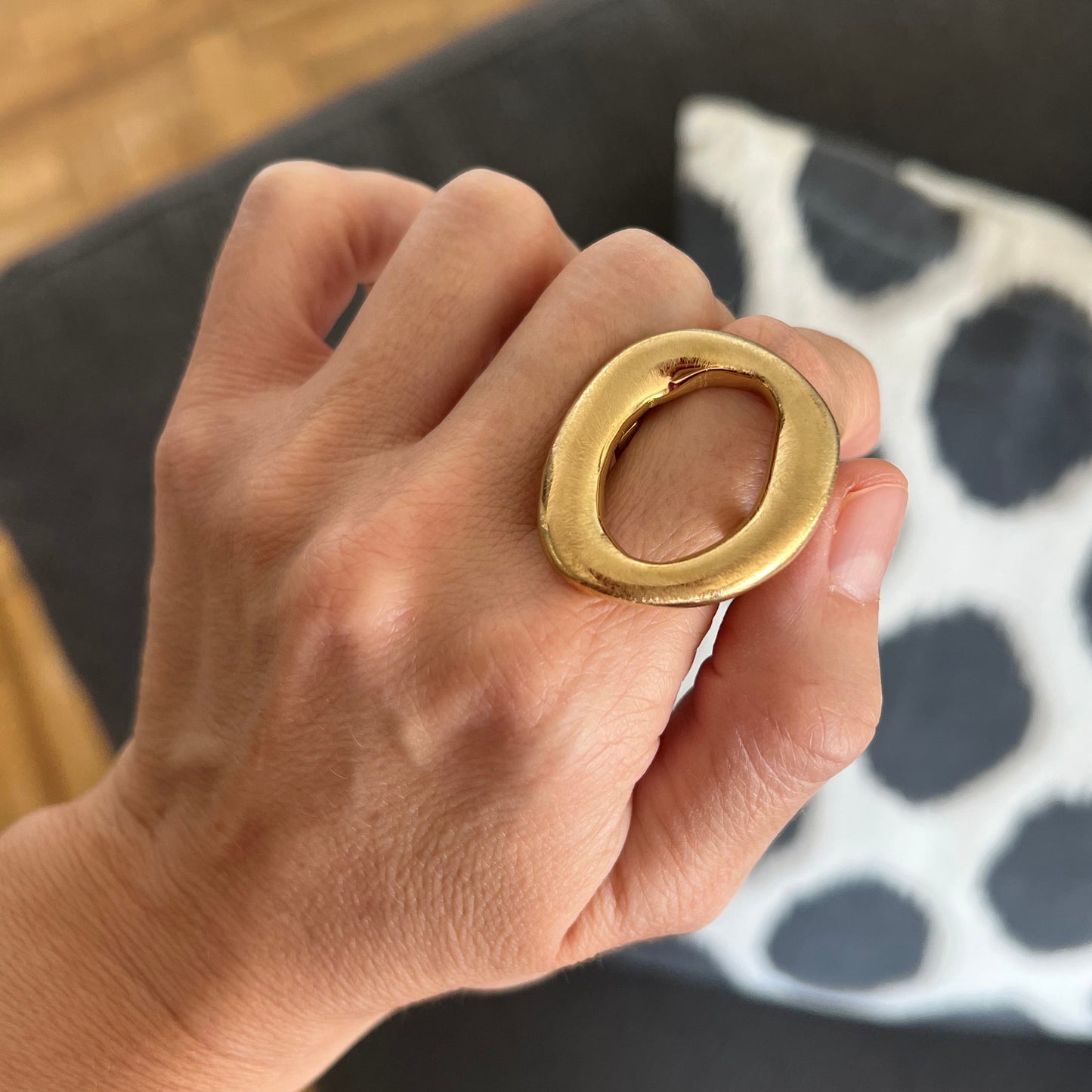 anillo ajustable,grande, dorado y resistente al agua ideal para  completar look de nvitada a bodas, bautizos y comuniones. está confeccionado en acero hipoalergénico y es la idea de regalo perfecto para el día de la madre o amigo invisible. Gold plated stainless steel adjustable waterproof ring