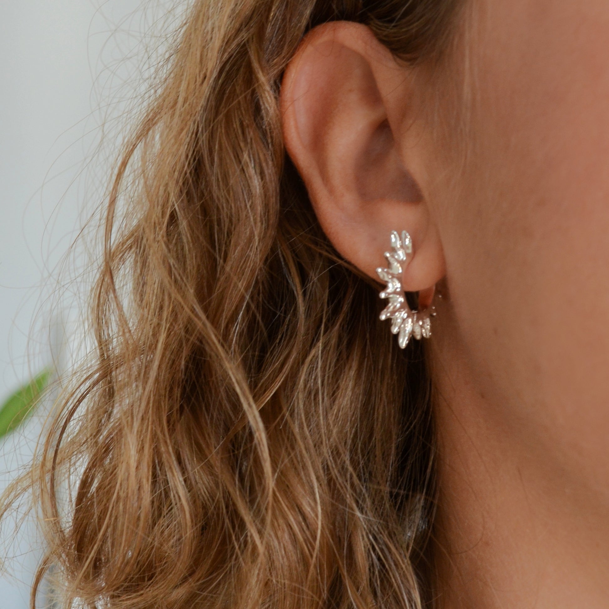 Pendientes de aro en forma de rayos de sol en dorado o plateado. Son de acero hipoalergenico, resistente al agua y no pesan. Perfectos para looks de noche y de día, para fiestas y trabajar