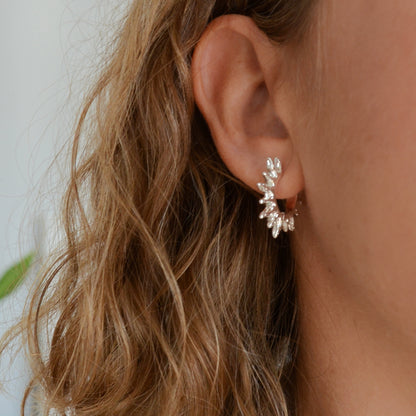 Pendientes de aro en forma de rayos de sol en dorado o plateado. Son de acero hipoalergenico, resistente al agua y no pesan. Perfectos para looks de noche y de día, para fiestas y trabajar