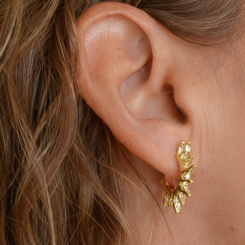 Pendientes de aro en forma de rayos de sol en dorado o plateado. Son de acero hipoalergenico, resistente al agua y no pesan. Perfectos para looks de noche y de día, para fiestas y trabajar