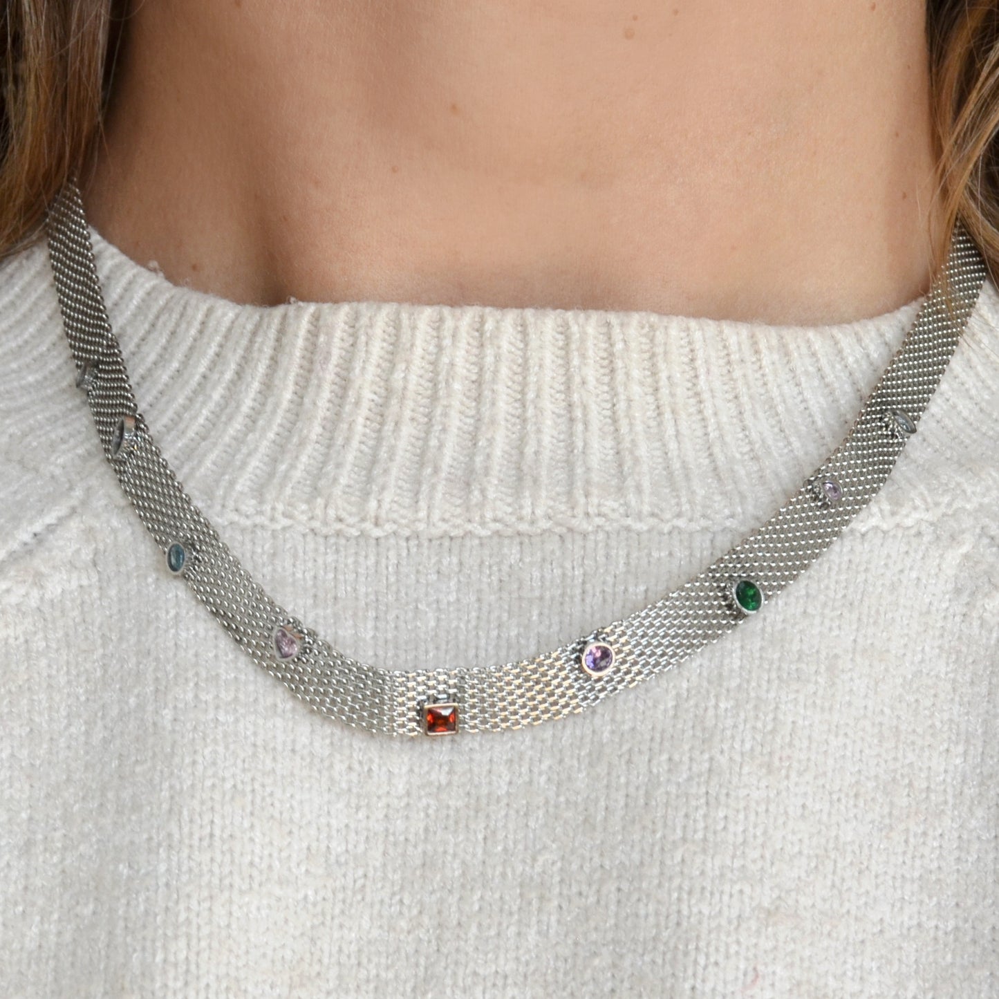 collar o gargantilla tipo chocker bismarck con piedras de colores. Es de acero hipoalergénico y resistente al agua. acabado en dorado y plateado