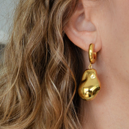 Pendientes de aro con colgante grande de piedra en dorado o plateado. Son de acero hipoalergenico, resistente al agua y no pesan. Perfectos para looks de noche y de día, para fiestas y trabajar