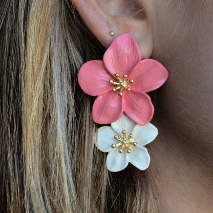 pendientes largos y grandes de invitada a boda de primavera con flores rosa y blanca