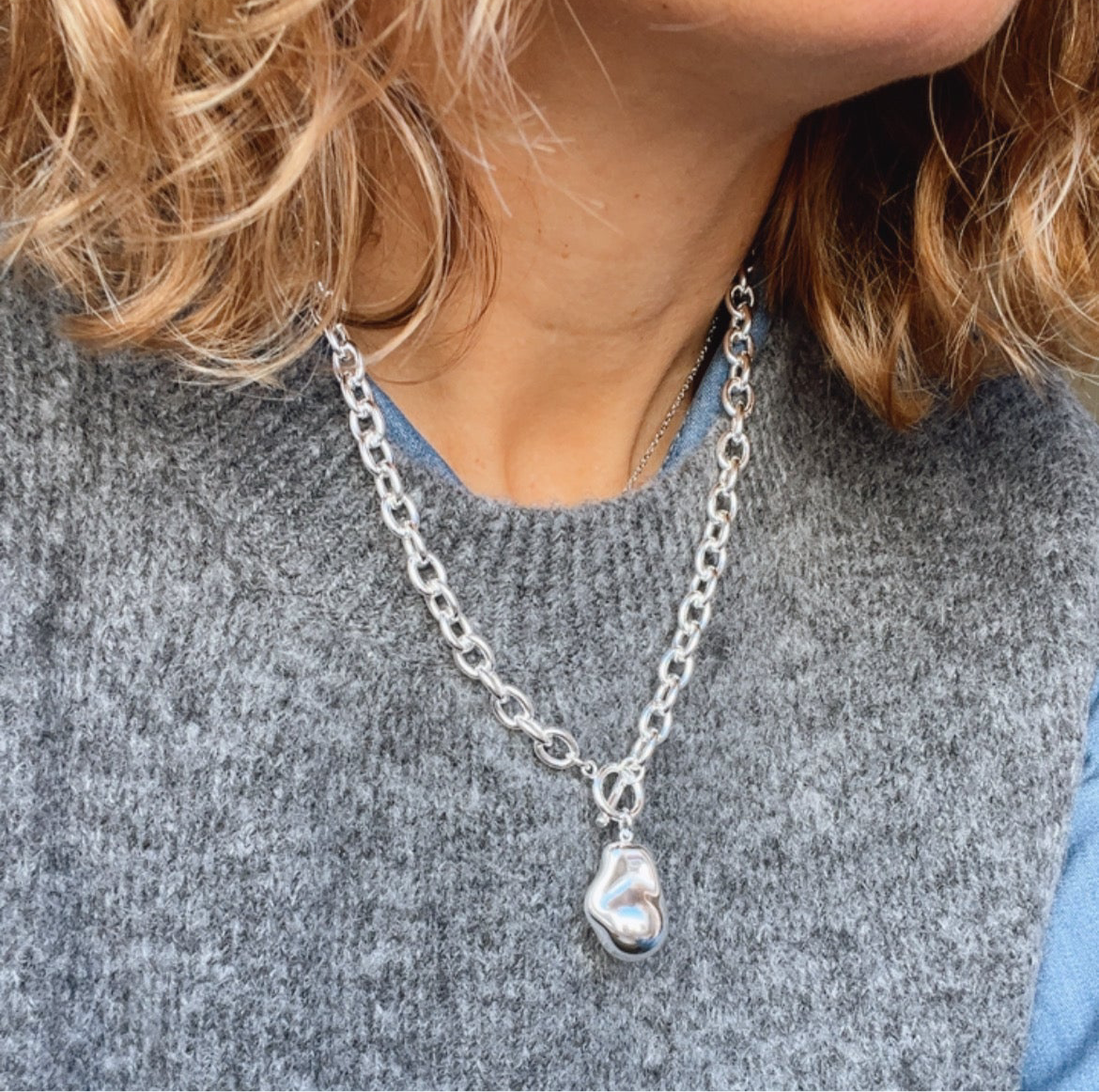 collar dorado o plata de eslabón grueso o gordo confeccionado en acero HIPOALERGÉNICO y resistente al agua. Tiene un colgante en forma de piedra. 