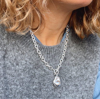 collar dorado o plata de eslabón grueso o gordo confeccionado en acero HIPOALERGÉNICO y resistente al agua. Tiene un colgante en forma de piedra. 