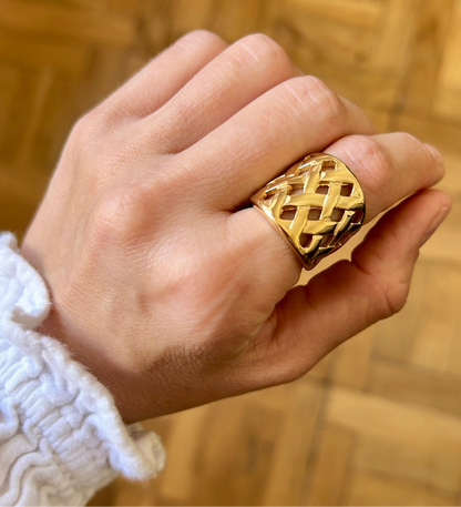 anillo dorado grueso troqueado tipo malla estilo años 90 y resistente al agua. está confeccionado en acero hipoalergénico con baño de oro y es perfecto para ring stacking. Gold plated stainless steel waterproof chunky ring