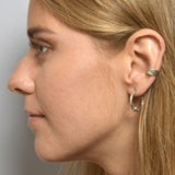 ear cuff o pendiente falso para llevar en el cartilago de la oreja como si fuera un piercing. Es de plata y ajustable., de estilo bohemio o boho. silver ear cuff.