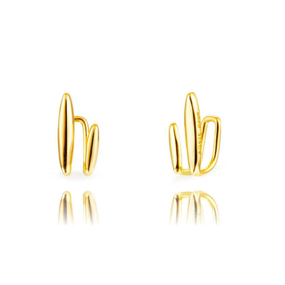 ear cuff de aro confeccionado en plata de ley 925 con baño de oro 18 kilates para llevar como un pendiente de piercing de héllix en el cartílago sin agujero