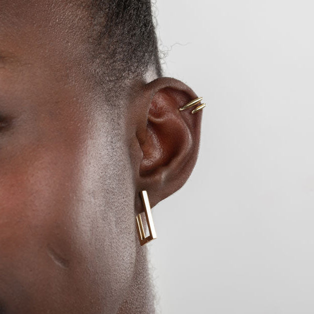 ear cuff de aro confeccionado en plata de ley 925 con baño de oro 18 kilates para llevar como un pendiente de piercing de héllix en el cartílago sin agujero
