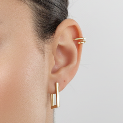 ear cuff de aro confeccionado en plata de ley 925 con baño de oro 18 kilates para llevar como un pendiente de piercing de héllix en el cartílago sin agujero