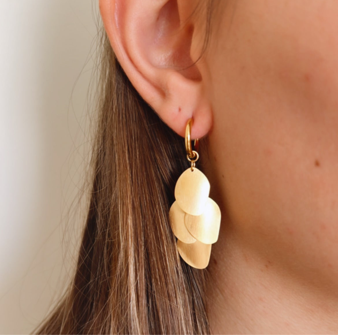 pendientes  largos de aro 2 en 1  con colgante de hojas de quita y pon. Son resistentes al agua porque están confeccionados en acero inoxidable con baño de oro. Tienen un colgante intercambiable de cuatro hojas. Gold plated stainless Steel long leaves waterproof hoop earrings for piercing.