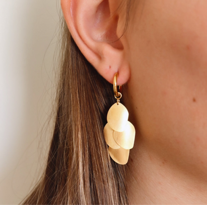 pendientes  largos de aro 2 en 1  con colgante de hojas de quita y pon. Son resistentes al agua porque están confeccionados en acero inoxidable con baño de oro. Tienen un colgante intercambiable de cuatro hojas. Gold plated stainless Steel long leaves waterproof hoop earrings for piercing.