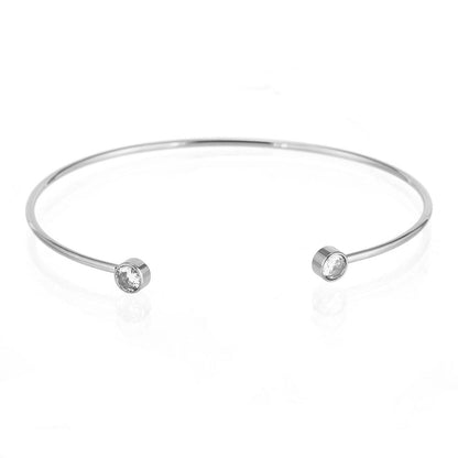 pulsera esclava plateada ajustable y fina con dos circonitas. Es el regalo perfecto para adolescentes, madres y amigo invisible. Es de acero hipoalergénico y resistente al agua 