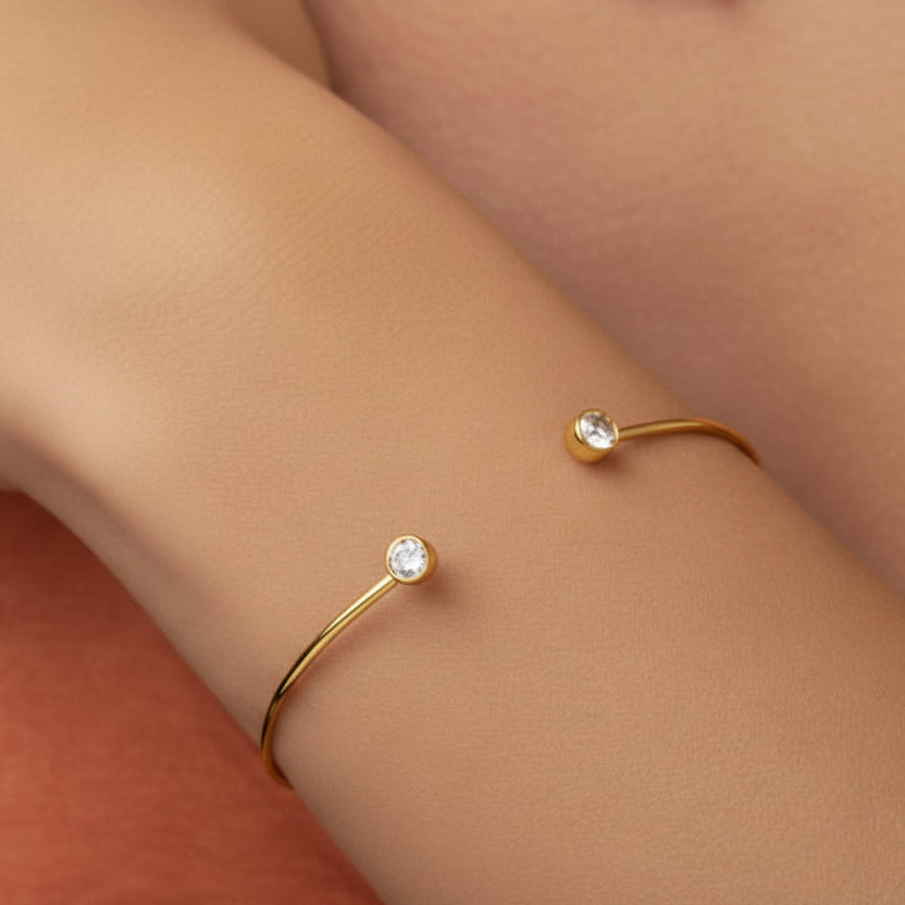 pulsera esclava dorada ajustable y fina con dos circonitas. Puedes elegirla en plateado o dorado. Es el regalo perfecto para adolescentes, madres y amigo invisible. Es de acero hipoalergénico y resistente al agua
