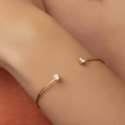 pulsera esclava dorada ajustable y fina con dos circonitas. Puedes elegirla en plateado o dorado. Es el regalo perfecto para adolescentes, madres y amigo invisible. Es de acero hipoalergénico y resistente al agua