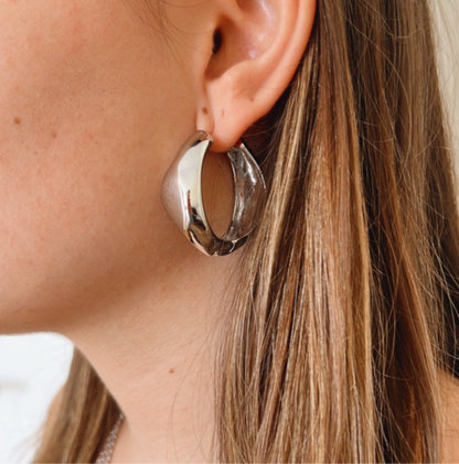 pendientes de aro grande con forma de onda en acero hipoalergénico y resistente al agua. disponibles en dorado y plateado. gold plated stainless steel wavy hoop earrings