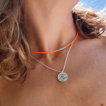 Gargantilla de verano con medalla de ola para surferos. Es de acero hipoalergénico dorado resistente al agua. Gold plated stainless steel wave pendant surf necklace