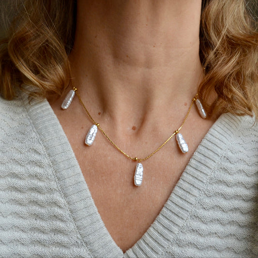 collar o gargantilla de acero dorado hipoalergénico con imitación de perlas. es DE ACERO HIPOALERGÉNICO Y RESISTENTE AL AGUA. sON UNos collares DE PERLAS PEQUEÑAS Y FINAS PAR REGALAR EN EL DÍA DE LA MADRE, DE AMIGO INVISIBLE O PARA UNA PRIMERA COMUNIÓN.