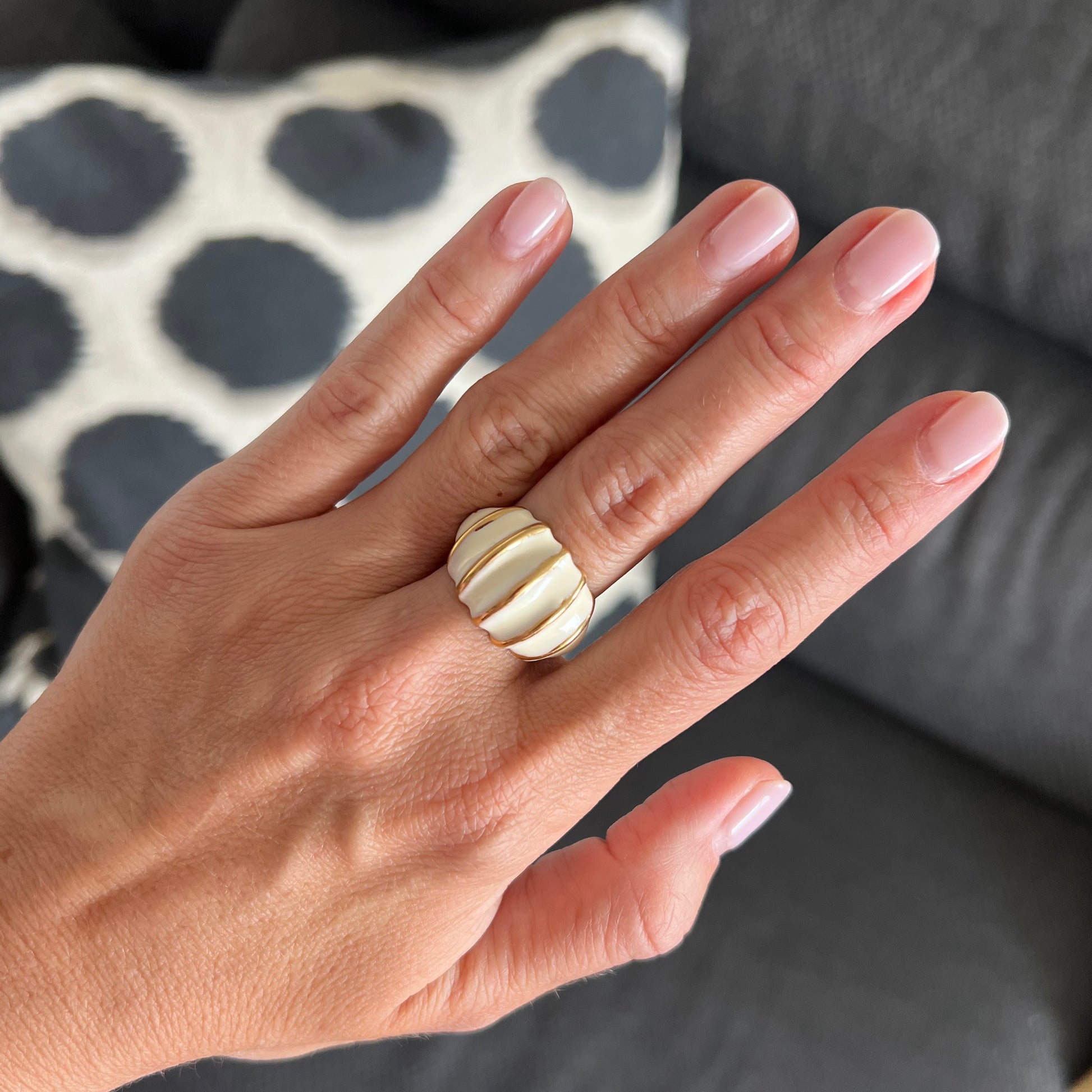anillo ajustable,grande, dorado y esmaltado en crema. Es resistente al agua e ideal para  completar look de nvitada a bodas, bautizos y comuniones. está confeccionado en acero hipoalergénico y es la idea de regalo perfecto para el día de la madre o amigo invisible. Gold plated stainless steel adjustable waterproof ring