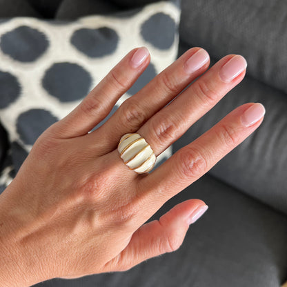 anillo ajustable,grande, dorado y esmaltado en crema. Es resistente al agua e ideal para  completar look de nvitada a bodas, bautizos y comuniones. está confeccionado en acero hipoalergénico y es la idea de regalo perfecto para el día de la madre o amigo invisible. Gold plated stainless steel adjustable waterproof ring