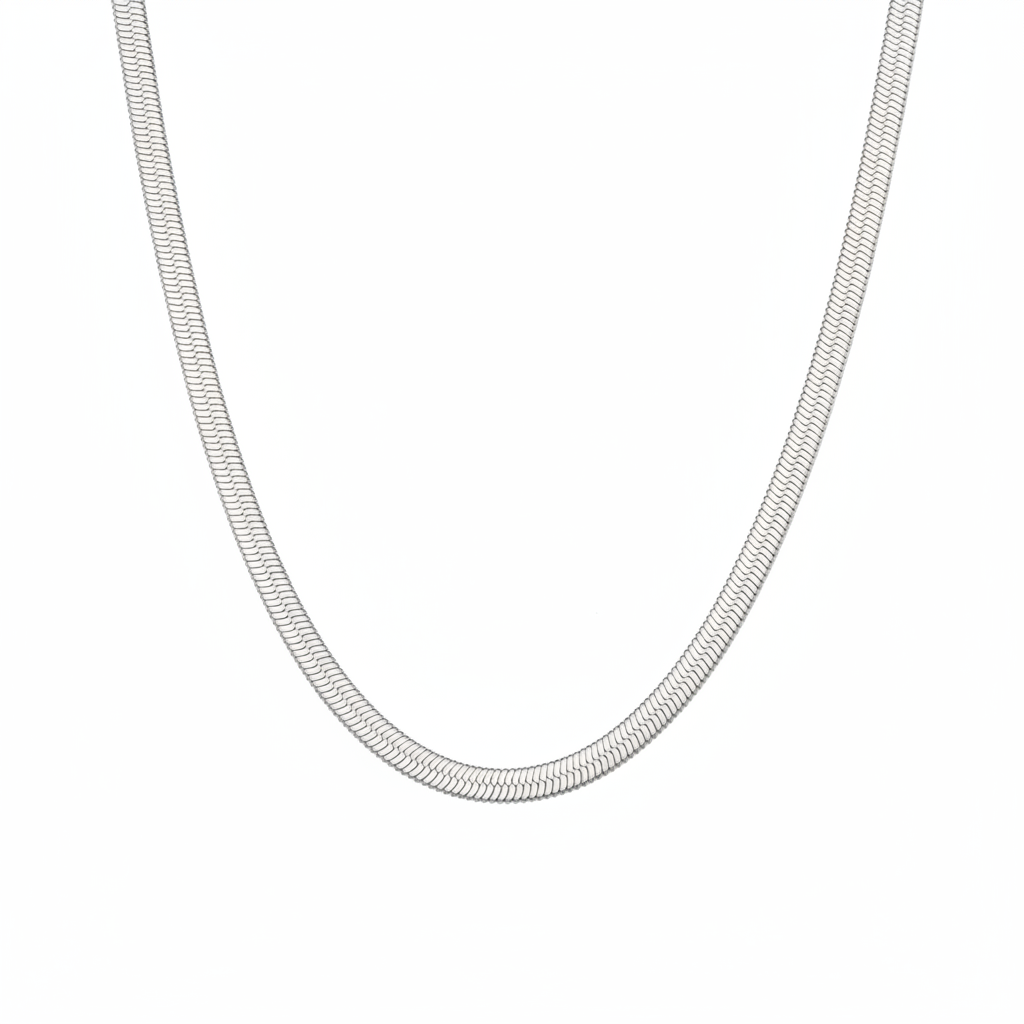gargantilla o cadena de collar plana tipo escama plateada. Es de acero hipoalergénico resistente al agua. silver plated stainless steel herringbone chain necklace