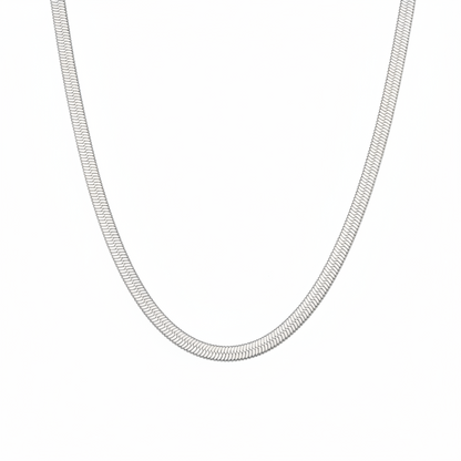 gargantilla o cadena de collar plana tipo escama plateada. Es de acero hipoalergénico resistente al agua. silver plated stainless steel herringbone chain necklace