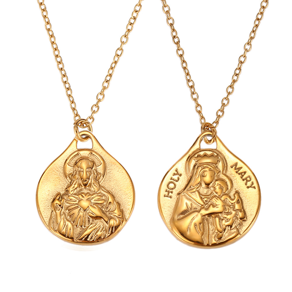 colgante con escapulario de la virgen del carmen y el sagrado corazón de jesús.  El material es acero inoxidable, quirúrgico e hipoalergénico color oro. Es un collar religioso católico perfecto para regalar en una primera comunión a niños y niñas. 