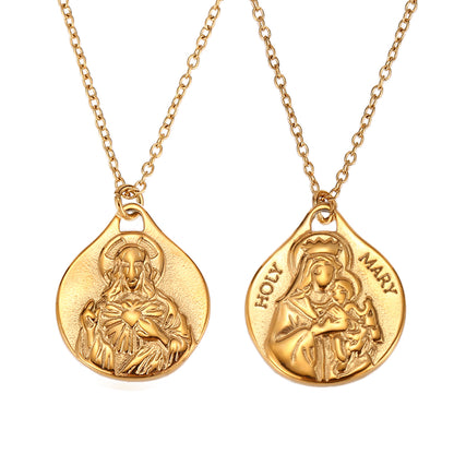 colgante con escapulario de la virgen del carmen y el sagrado corazón de jesús.  El material es acero inoxidable, quirúrgico e hipoalergénico color oro. Es un collar religioso católico perfecto para regalar en una primera comunión a niños y niñas. 