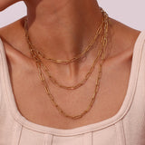 gargantilla o cadena de collar de eslabones dorados. Es de acero hipoalergénico resistente al agua. gold plated stainless steel link chain necklace