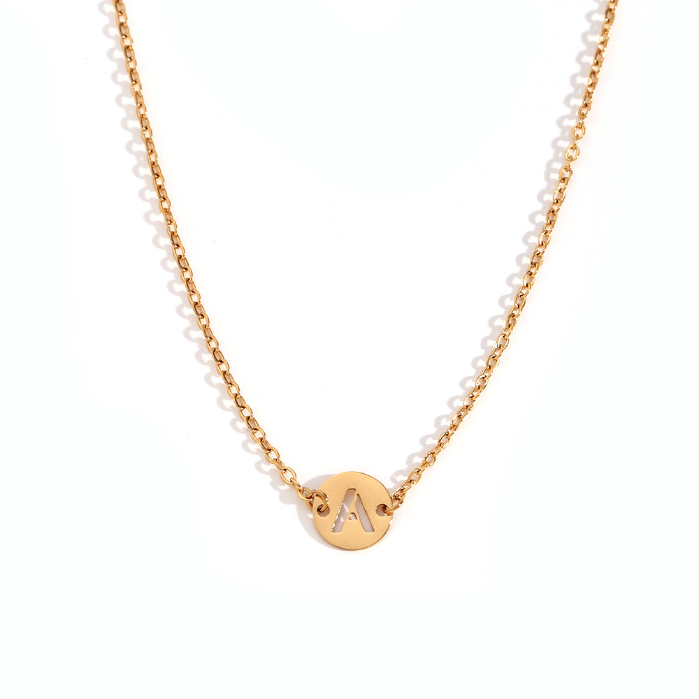 collar o colgante personalizado con letra inicial del nombre. ideal como regalo barato para invitadas a boda o testigos. es de acero inoxidable e hipoalergénico dorado o plateado. gold plated stainless steel letter necklace for wedding guests gift.