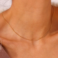 gargantilla o collar de cadena fina omega dorada. Es de acero hipoalergénico resistente al agua. gold plated stainless steel thin chain necklace