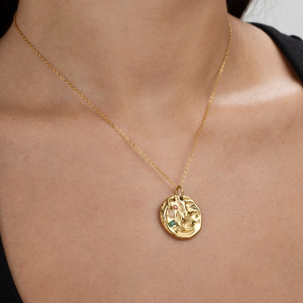 Gargantilla con medalla martillada y piedras de colores. Es de acero hipoalergénico dorado o plateado resistente al agua