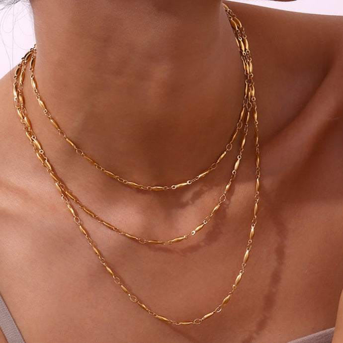gargantilla boho chic en acero hipoalergénico y resistente al agua. Tiene forma de grano y es perfecta para hacer layering. Acabados en plateado y dorado