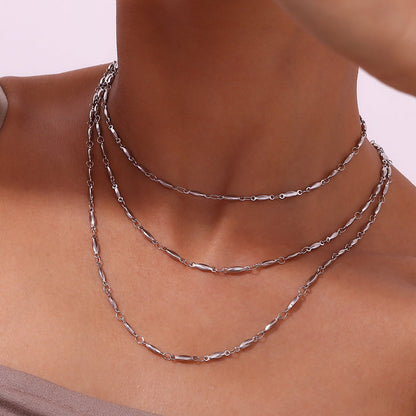 gargantilla boho chic en acero hipoalergénico y resistente al agua. Tiene forma de grano y es perfecta para hacer layering. Acabados en plateado y dorado