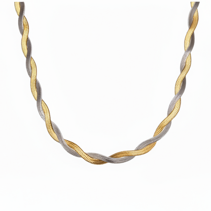 cadena o collar trenzado de escama en acero hipoalergénico y resistente al agua. Es bicolor plata y oro. Gold and silver plated stainless steel braid waterproof necklace.