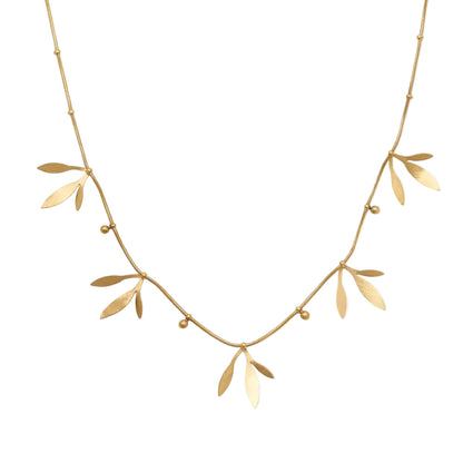 cadena o collar boho de hojitas colgantes hecho de acero hipoalergénico y resistente al agua. Es color oro. Gold plated stainless steel waterproof necklace