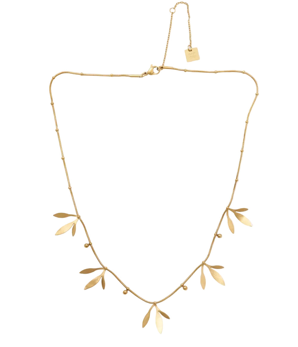 cadena o collar boho de hojitas colgantes hecho de acero hipoalergénico y resistente al agua. Es color oro. Gold plated stainless steel waterproof necklace