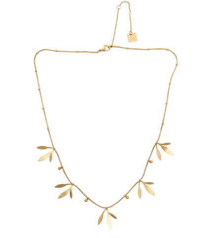 cadena o collar boho de hojitas colgantes hecho de acero hipoalergénico y resistente al agua. Es color oro. Gold plated stainless steel waterproof necklace