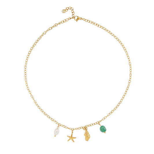 COLLAR waterproof o resistente al agua confeccionado en acero con baño de oro 18 kilates. Tiene abalorios de colores imitando piedra natural turquesa y perla cultivada. también tiene colgantes de estrella de mar y una concha o caracola.